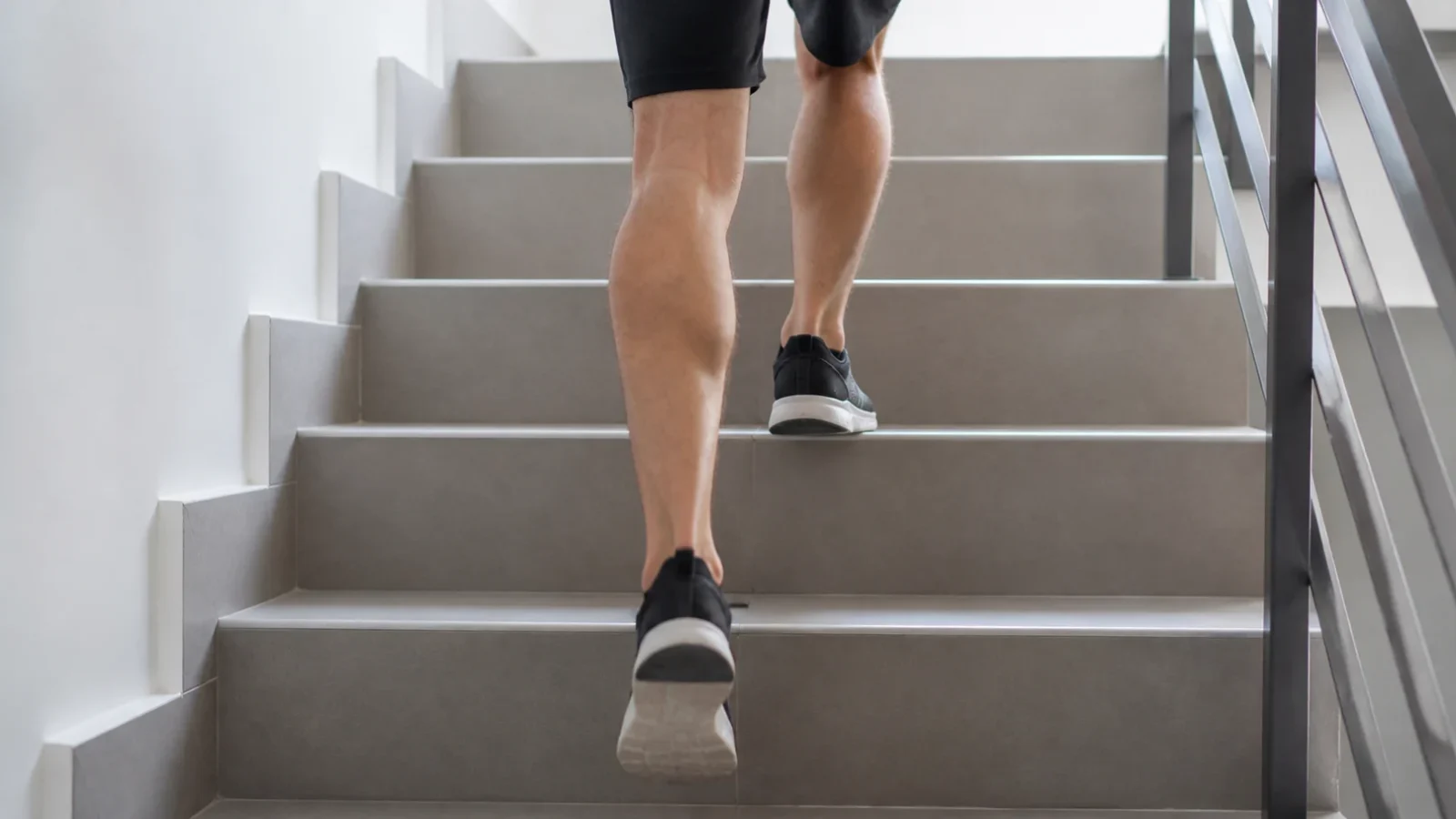 Efectos de distintos patrones de marcha en la biomecánica de la rodilla al subir escaleras en adultos sanos